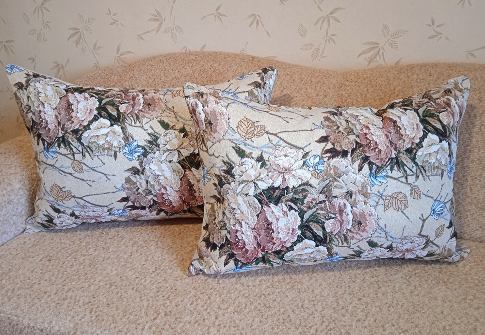 Декоративная гобеленовая наволочка для интерьерной подушки Пышные розы 68х47