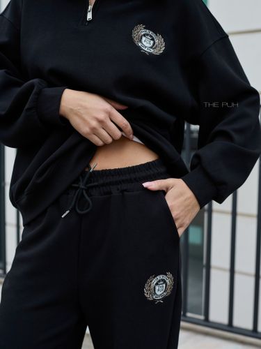 Черный спортивный костюм с вышивкой-лого