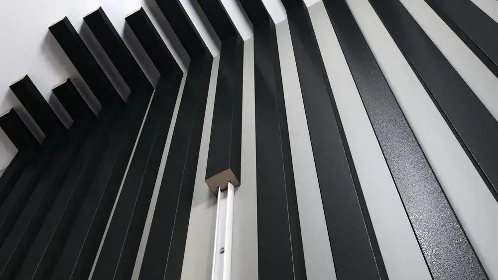 Интерьерная рейка МДФ САВАШ BLACK BRILLIANT 22*30*2800