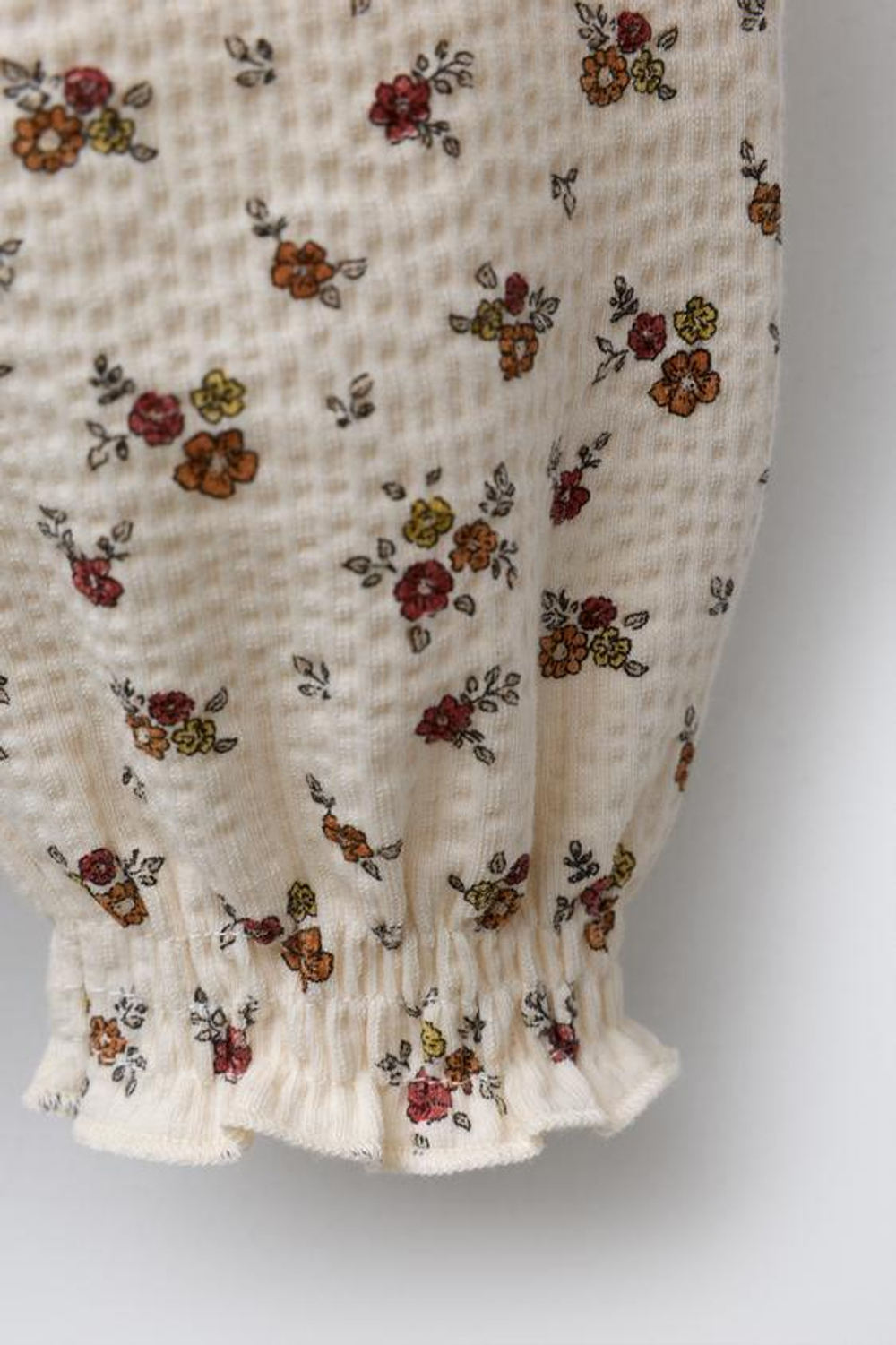 ZARA ЖАТЫЕ БРЮКИ В МЕЛКИЙ ЦВЕТОЧЕК, ЭКРЮ