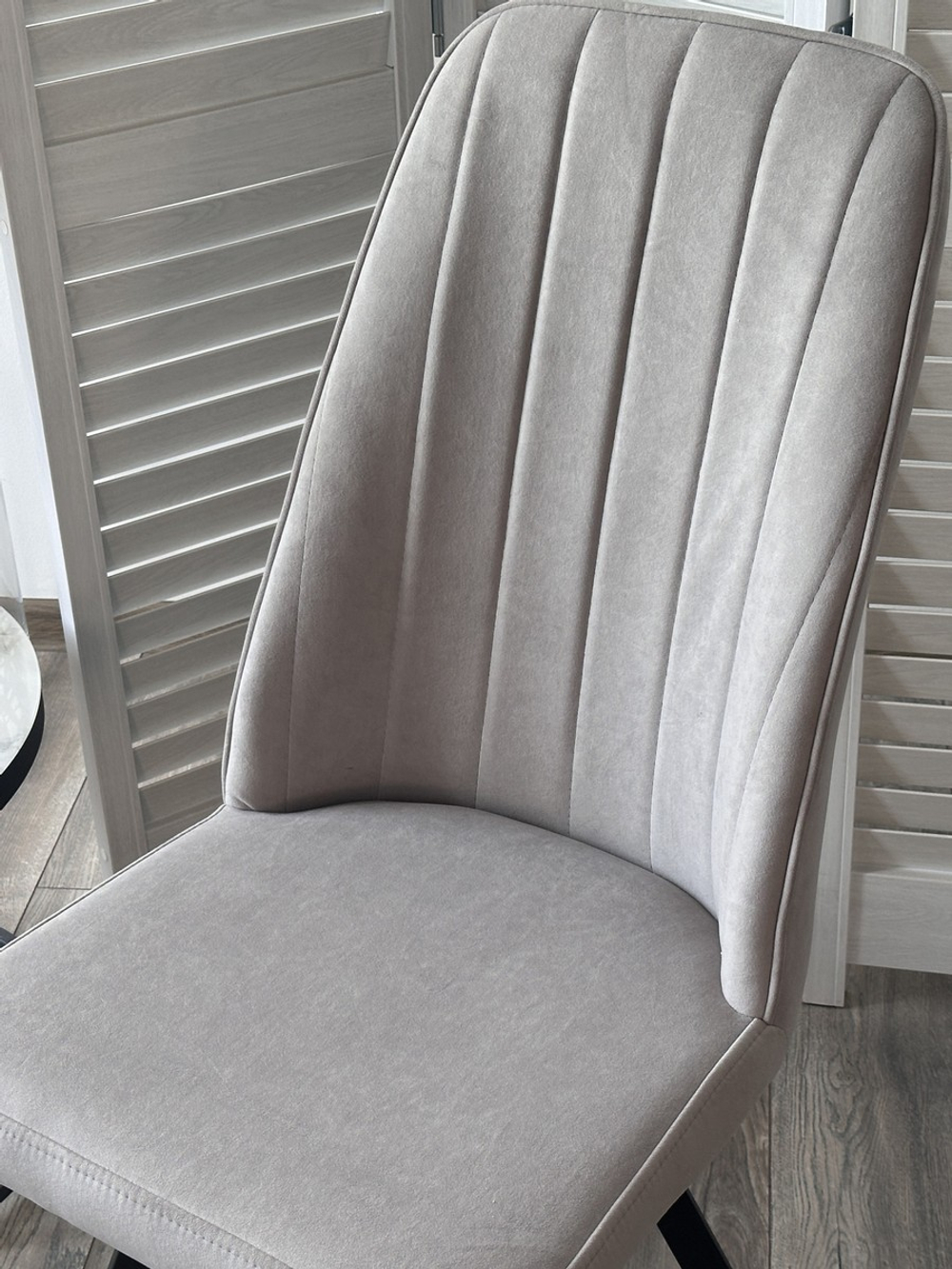 Стул М-City DISAUR Прованс поворотный на поворотный на 360 градусов, B22 Серый, Велюр, Черный каркас