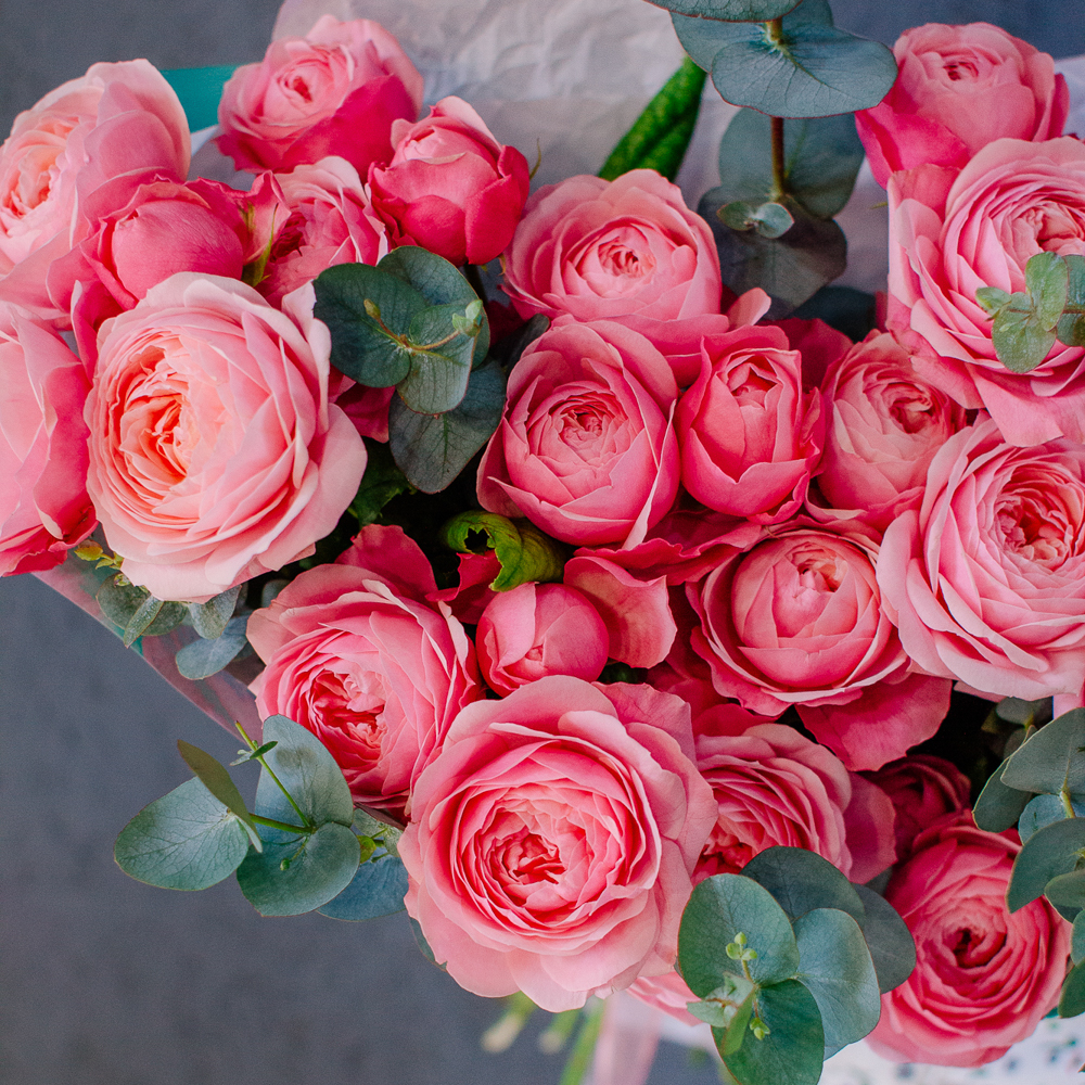 140. Вау-букет из кустовой пионовидной розы