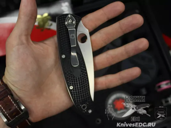 Нож складной Spyderco Resilience Lightweight 142PBK c клинком из стали 8Cr13MoV, рукоять FRN