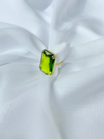 Кольцо прямоугольное из кристалла зеленого бутылочного оттенка, фурнитура золото