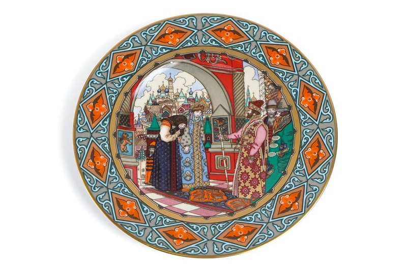 «Василиса Прекрасная представляется царю». Лимитированная декоративная настенная тарелка из серии «Русские сказки» с иллюстрацией из сказки «Василиса Прекрасная» в оформлении Бориса Зворыкина