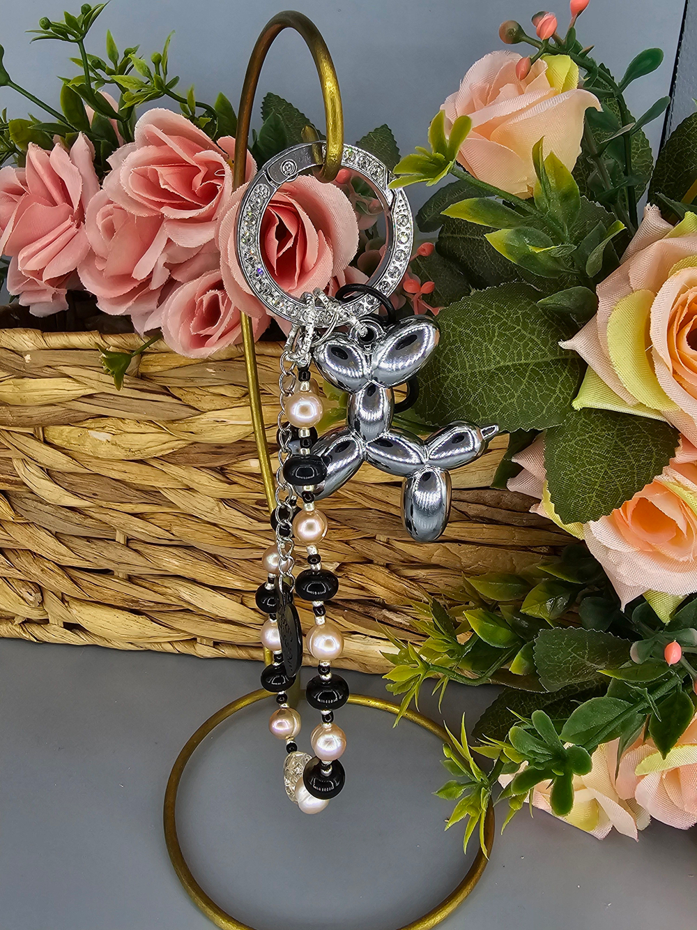 Обвес на сумку с натуральными камнями, брелок для ключей, подвеска авторская ручная работа "Контраст"