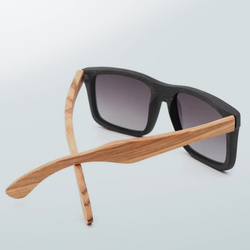 [Пример] Солнечные очки тёмные из бука