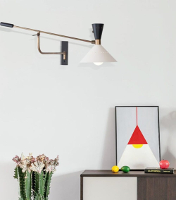 Элегантный настенный светильник в стиле mid-century с длинным поворотным рычагом