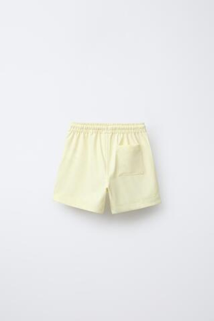 ZARA ТЕХНОЛОГИЧНЫЕ ШОРТЫ-БЕРМУДЫ С ЛОГОТИПОМ, ЖЕЛТЫЙ