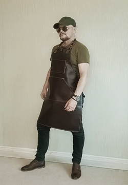 Фото мужской брутальный кожаный тёмно-коричневый фартук с головой быка БогомолOFF Эволюшн BG00500 для кухни или барбекю