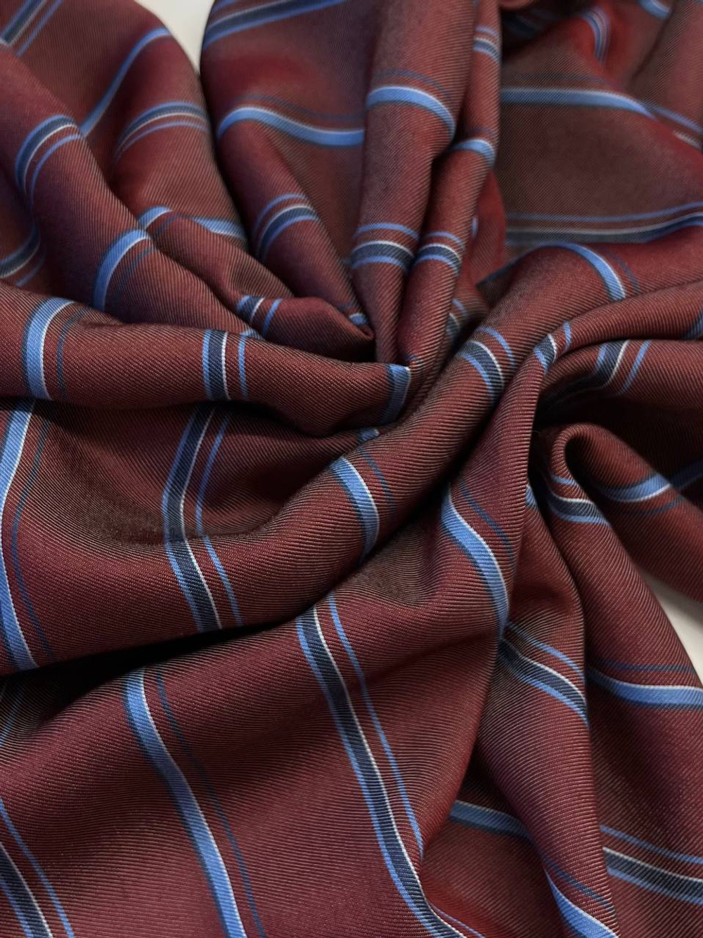 Вискоза Saint Laurent брусничная в бело-голубую полоску