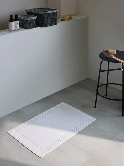 Коврик для ванной с фактурным бортиком белого цвета из коллекции essential, 50х80 см