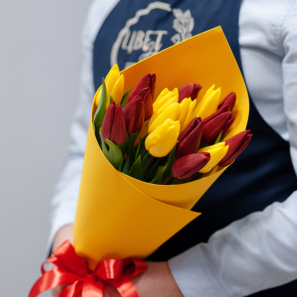 15 красно-желтых тюльпанов в оформлении