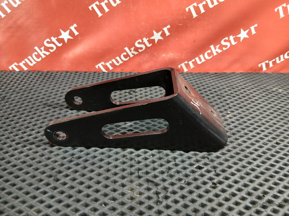 Кронштейн амортизатора переднего