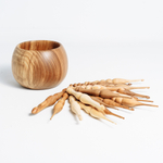 Вязальные крючки (17 шт) из разных пород древесины в комплекте с клубочницей. KN10