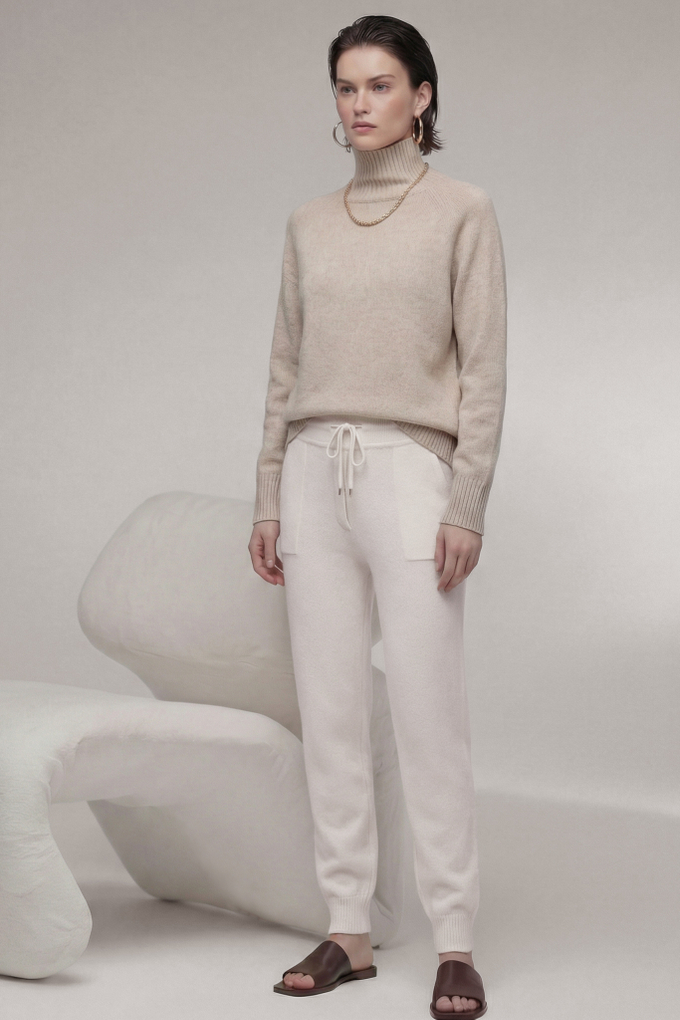 Костюм с кашемиром бежевый свитер и брюки белые