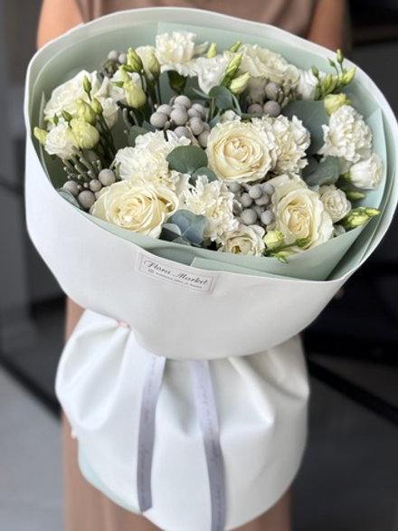 Элегантное сочетание белой гаммы сезонных цветов и зелени в утонченном букете от Флора Маркет