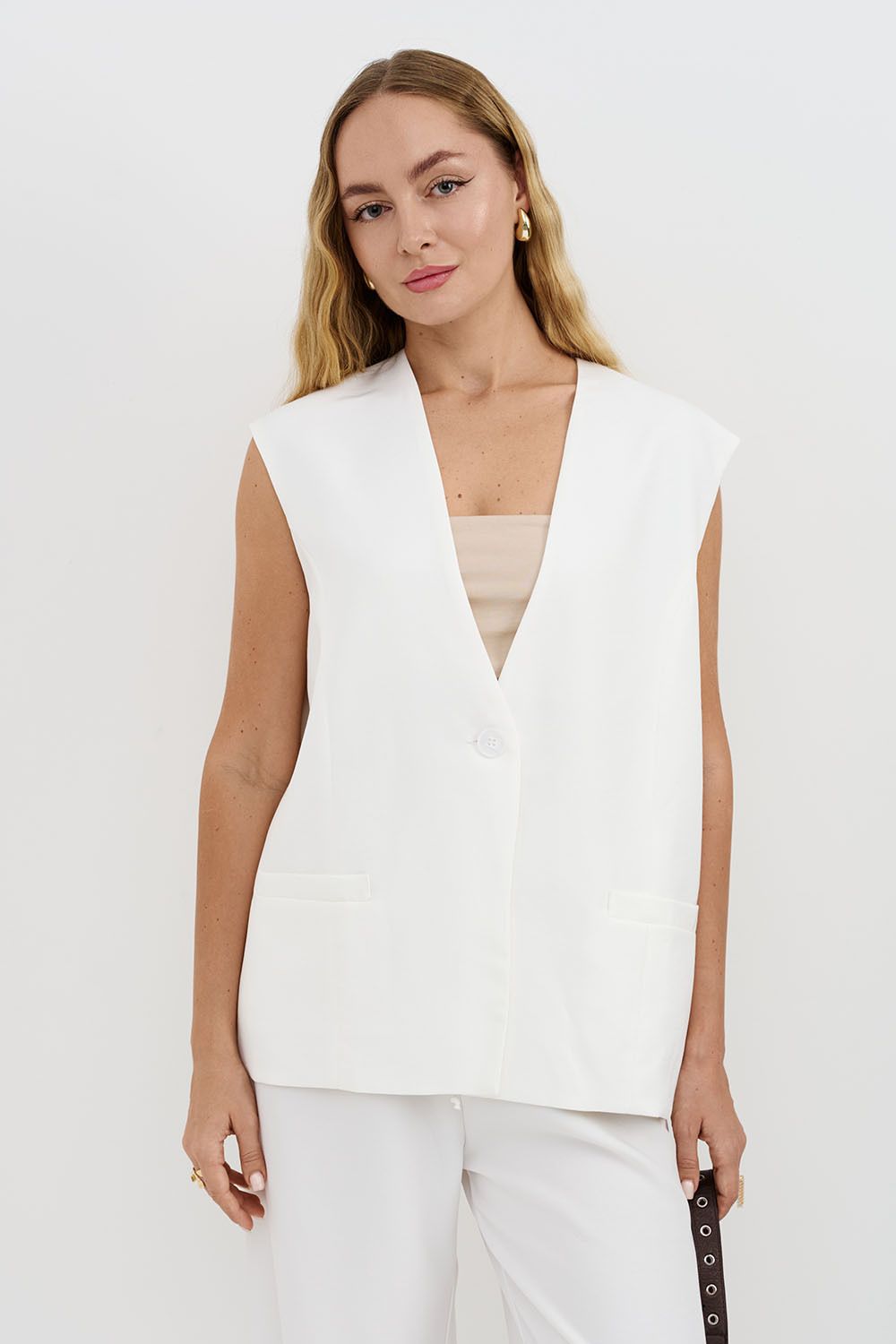 Жилетка свободная белого цвета