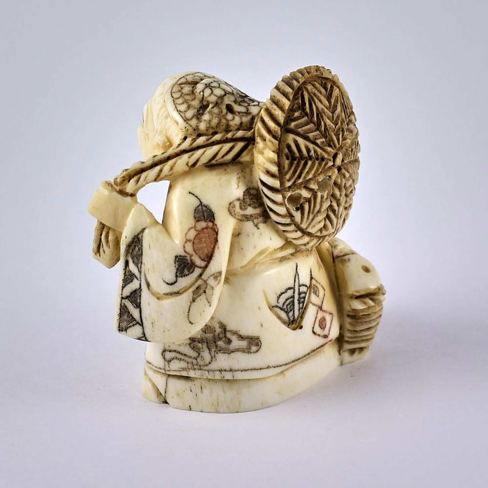 Нэцкэ Монах с волшебной шляпой и кузовом рыбы