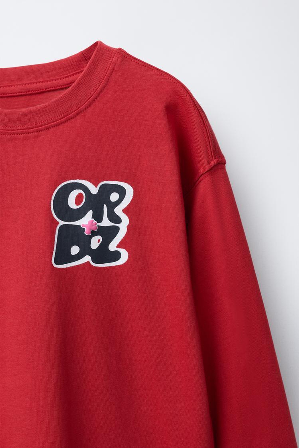 ZARA ЛОНГСЛИВ С РЕЛЬЕФНЫМ ТЕКСТОВЫМ ПРИНТОМ, КРАСНЫЙ