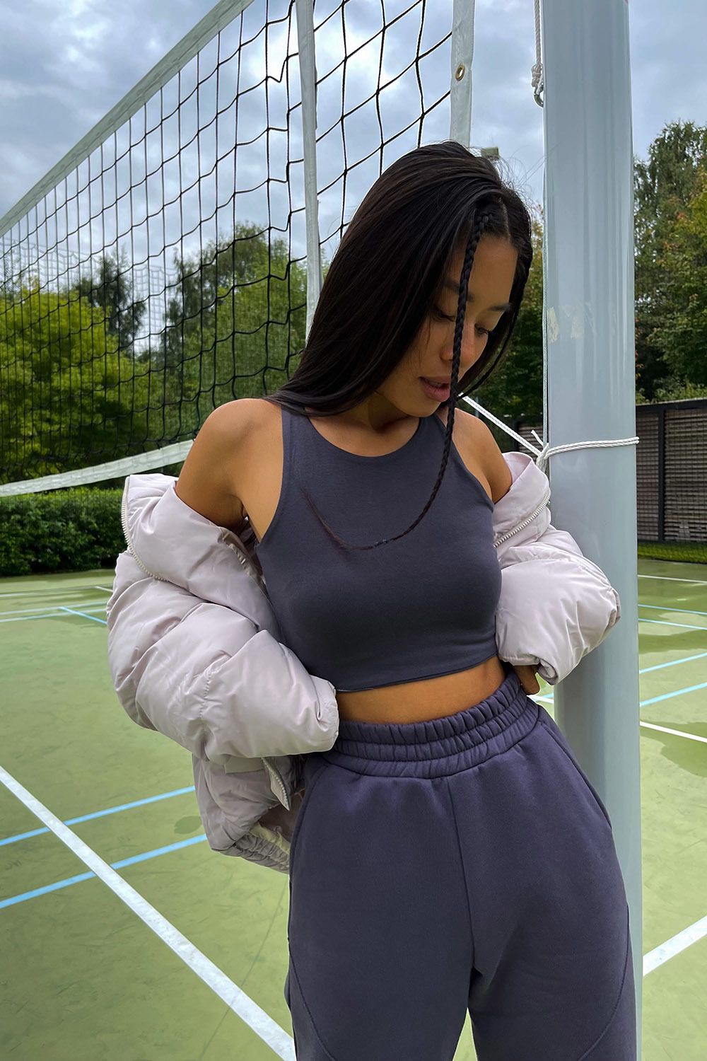 Короткая майка с фигурными вырезами графитового цвета