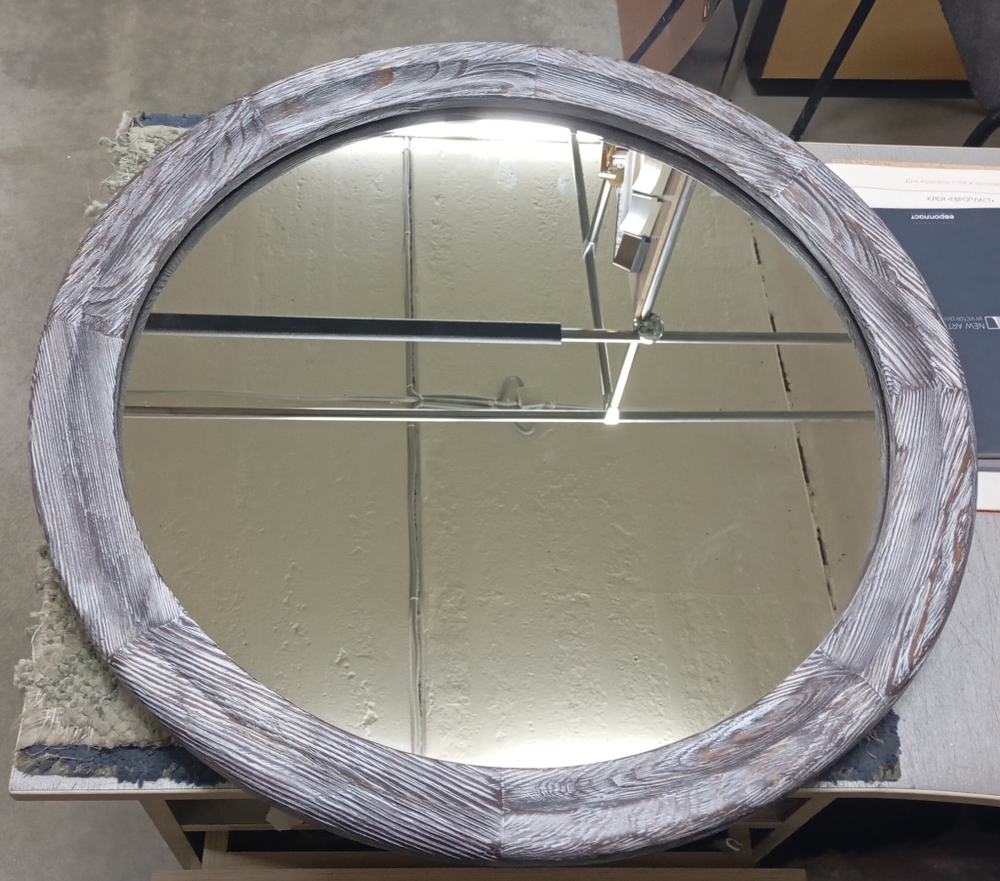 Зеркало круглое в деревянной раме