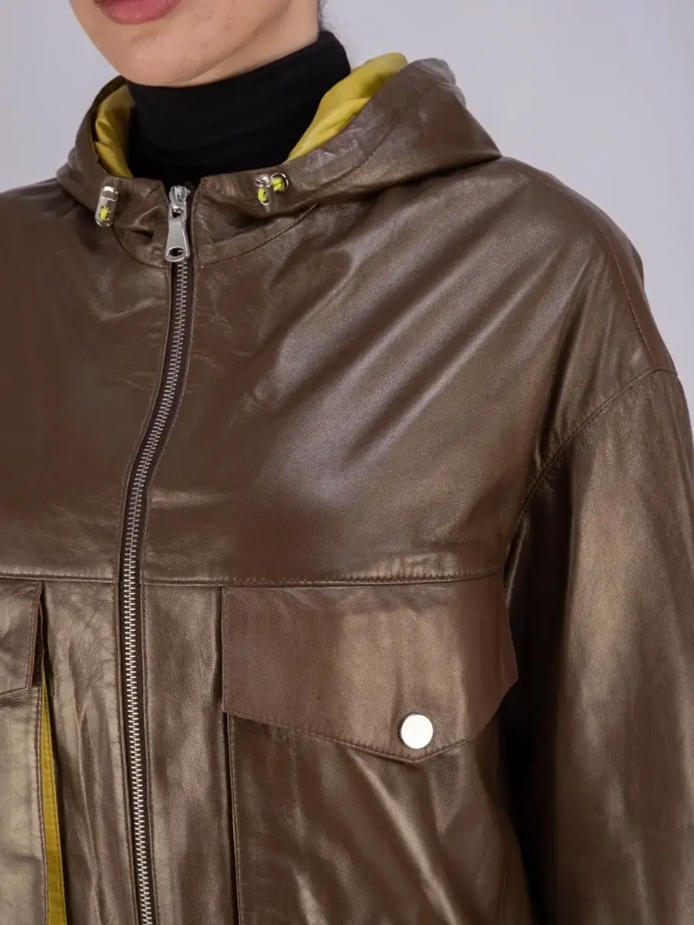 Пальто из натуральной кожи с капюшоном