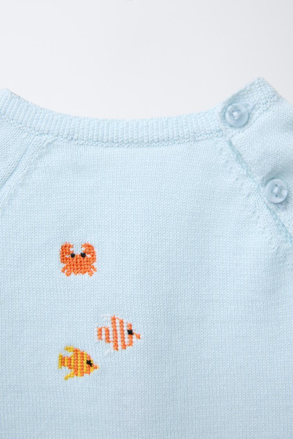 ZARA ТРИКОТАЖНЫЙ КОМБИНЕЗОН С ВЫШИВКОЙ «КРАБ» И «РЫБЫ», ГОЛУБОЙ