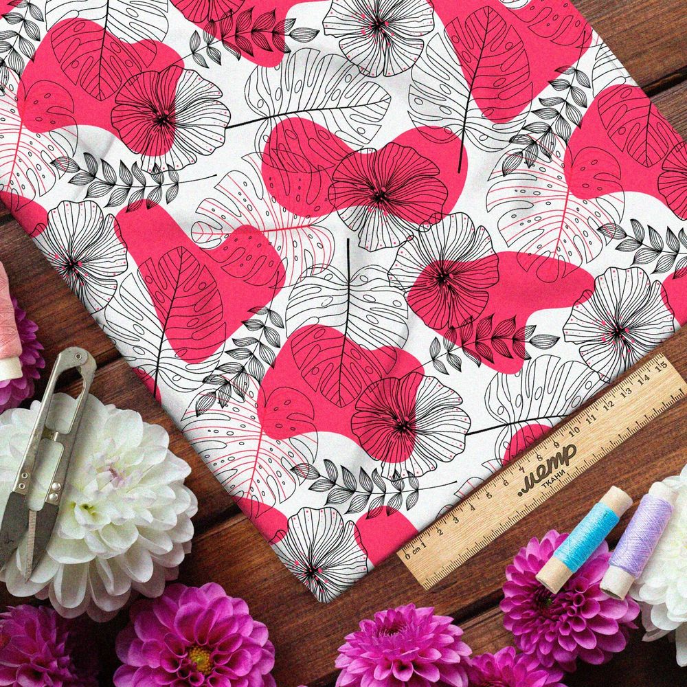 Ткань флис листья и розовые пятна на белом фоне