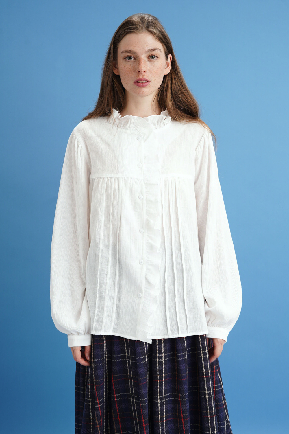 Блузка с рюшами и воротником-стоечкой, белый батист-креп
