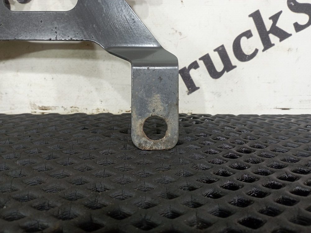 Кронштейн брызговика правый 2020г.