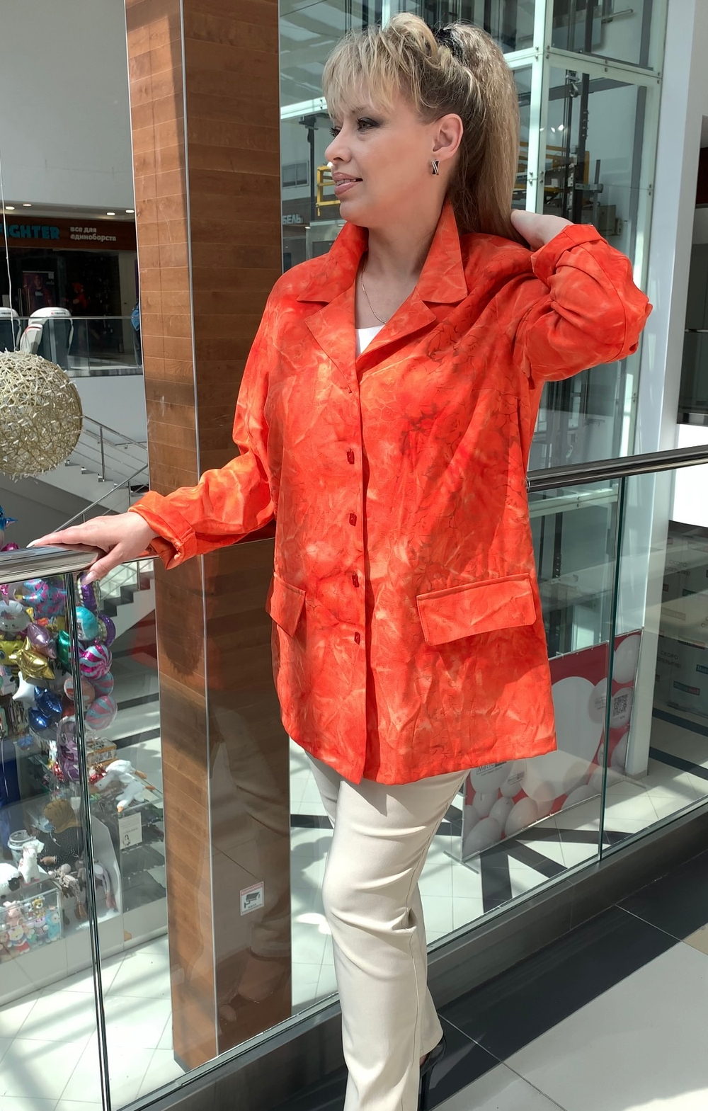 Оранжевый пиджак с изящным цветочным принтом