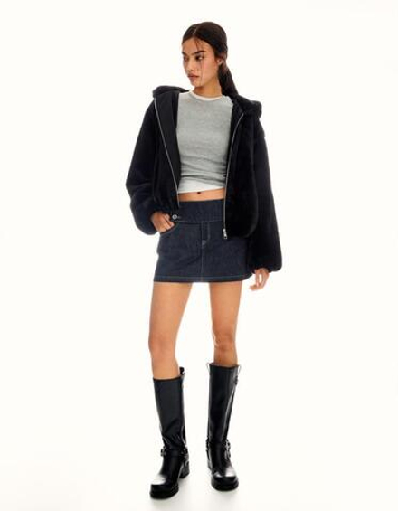 BERSHKA Шуба из искусственного меха с капюшоном, черный