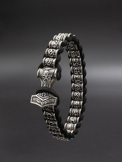 Картинка браслет скандинавский футарк руны с застежкой молот Тора.