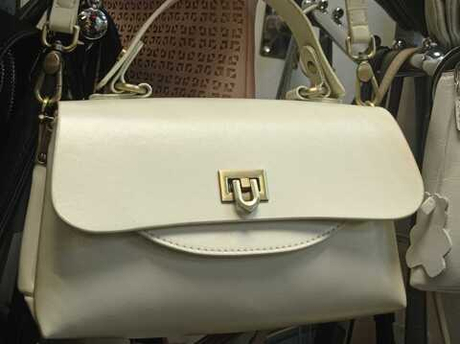 Сумка-кроссбоди из искусственной кожи кремового цвета