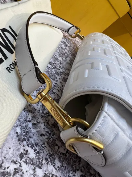 Сумка из кожи Fendi Baguette белый