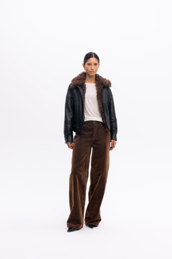 Короткая чёрная дублёнка из овчины тиградо