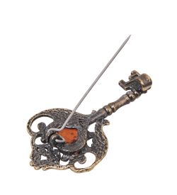 AM-4062 Брошь «Ключик Крылышки» (латунь, янтарь)