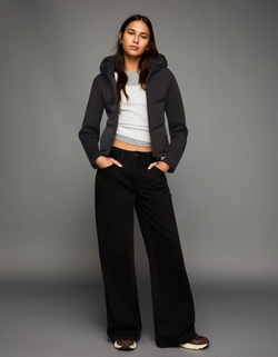 BERSHKA Куртка с капюшоном, черный