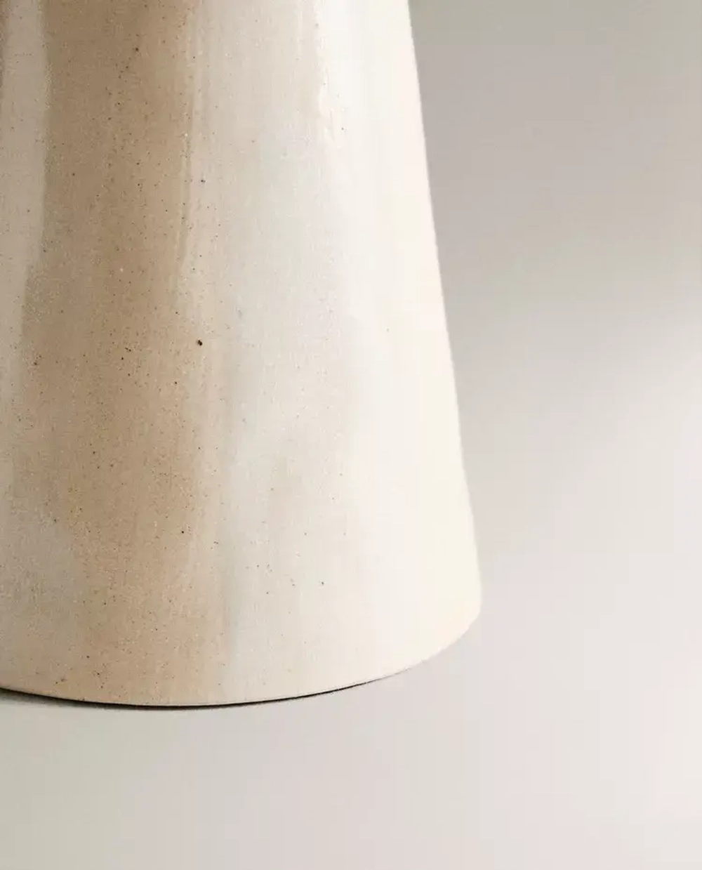 ZARA HOME КЕРАМИЧЕСКАЯ НАСТОЛЬНАЯ ЛАМПА С УЗОРАМИ, ЭКРЮ