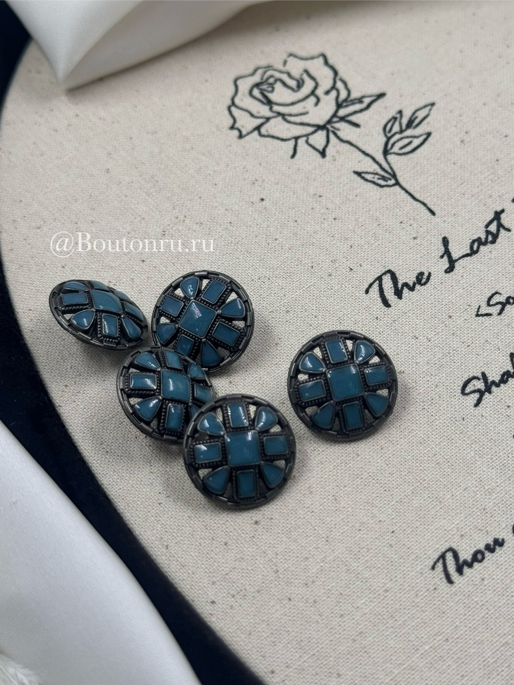 Пуговицы с квадратными деталями графитовые с синей эмалью