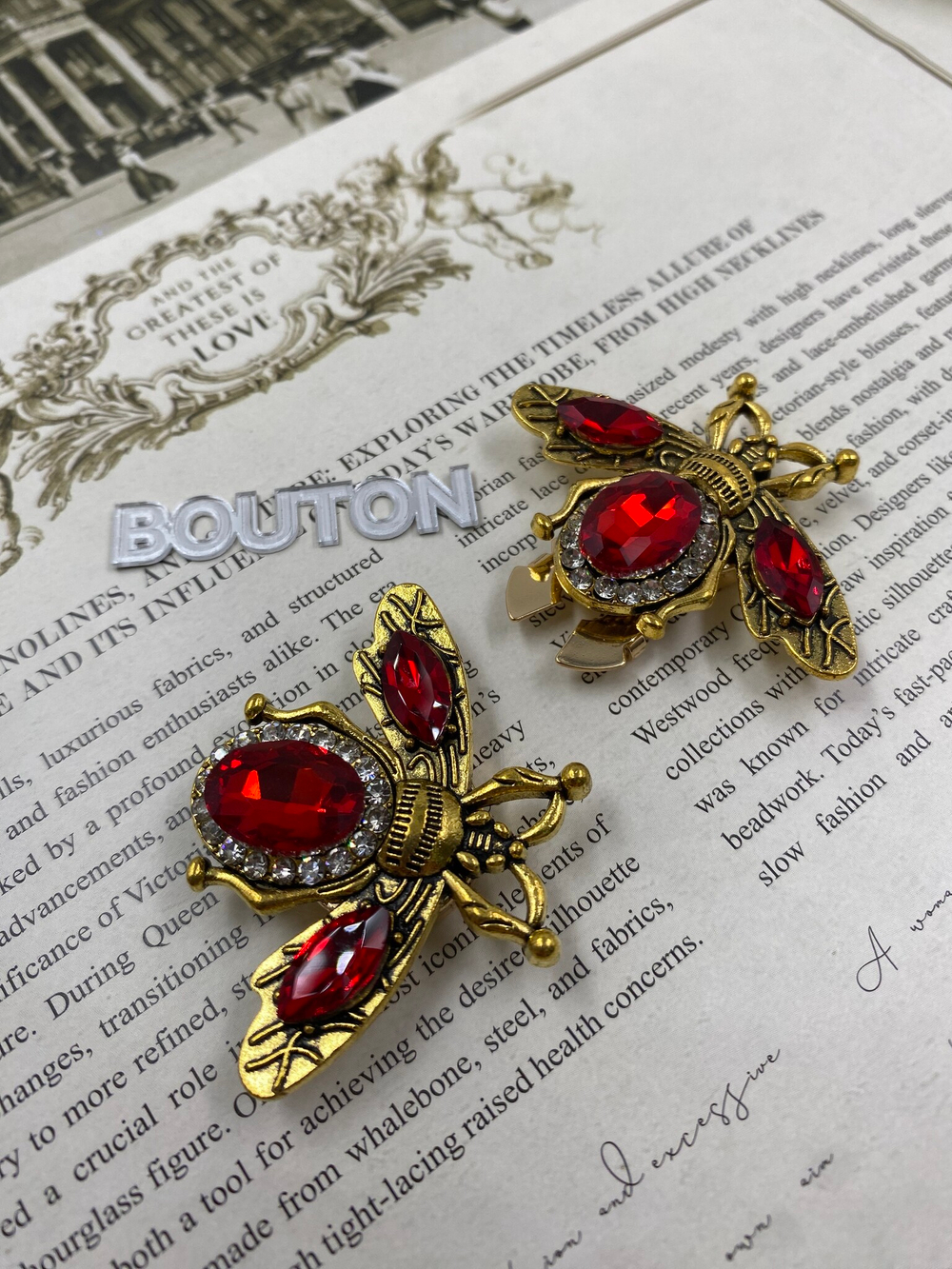 Накладка на пуговицу золотистая бронза "Жук" с красными стразами