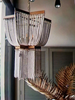 Люстра подвесная из деревянных бусинок