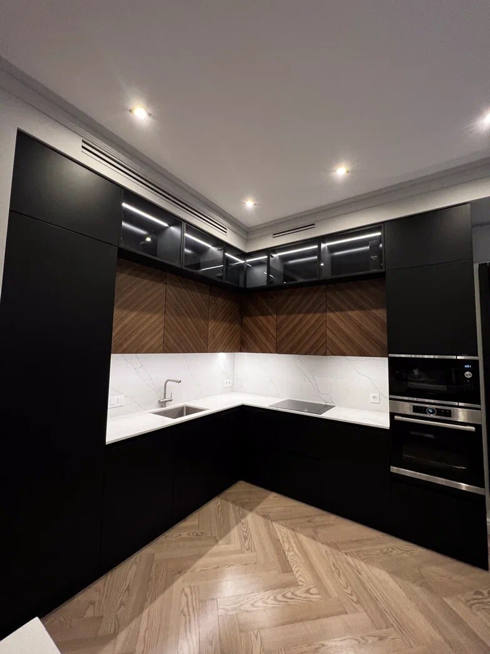 Угловая кухня в эмали