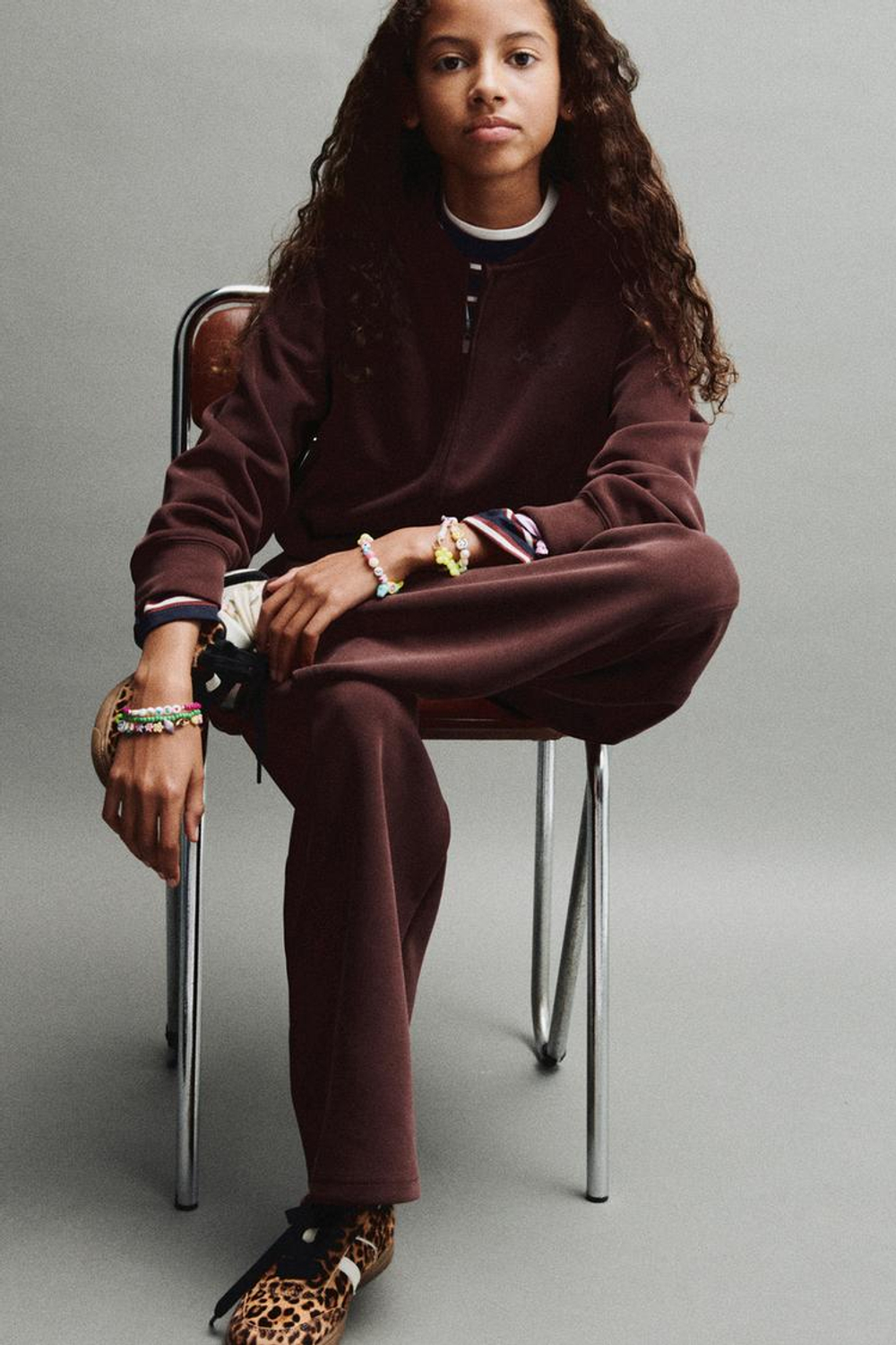 ZARA СПОРТИВНАЯ ТОЛСТОВКА С РЕЛЬЕФНОЙ НАДПИСЬЮ, ВИННЫЙ