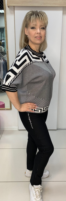 Джемпер в "елочку" с ярким черно-белым принтом