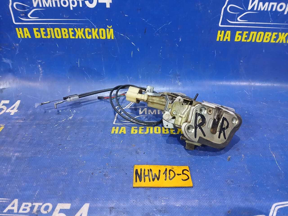 Замок двери задней правой TOYOTA PRIUS 1998