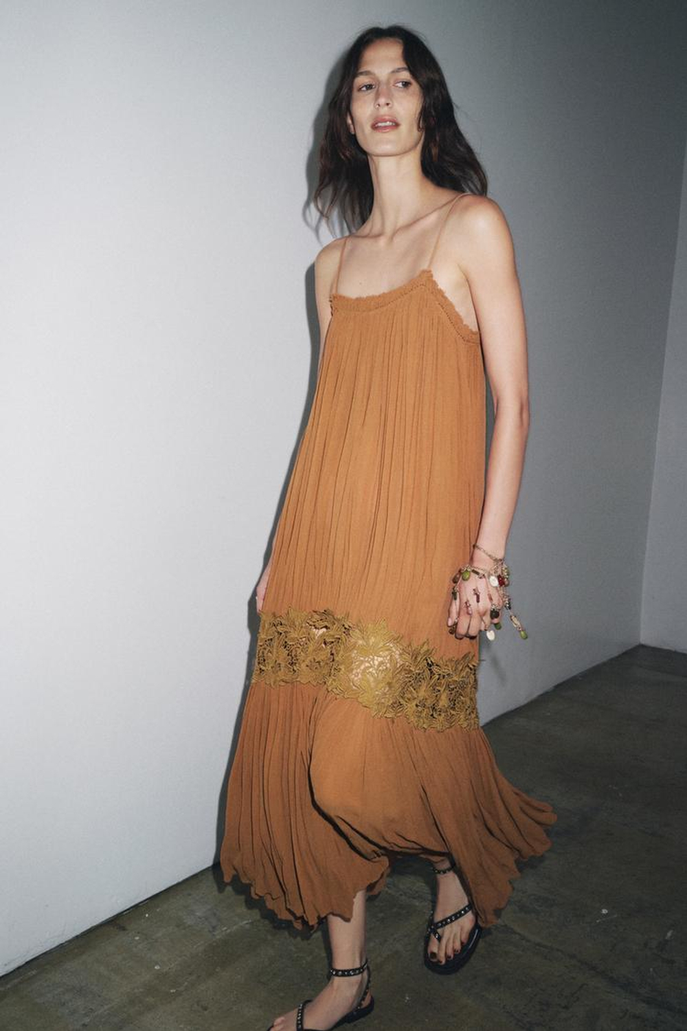 ZARA ЖАТОЕ ПЛАТЬЕ С ВЫШИВКОЙ — ZW COLLECTION, КОРИЧНЕВЫЙ