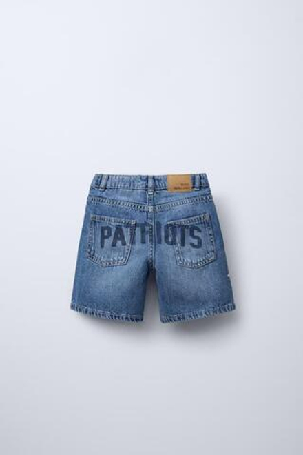 ZARA ДЖИНСОВЫЕ ШОРТЫ-БЕРМУДЫ С ПРИНТОМ «PATRIOTS» ©NFL, ВЫЦВЕТШИЙ СИНИЙ