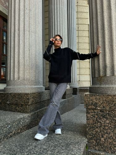 Черный свитер с узором на рукавах